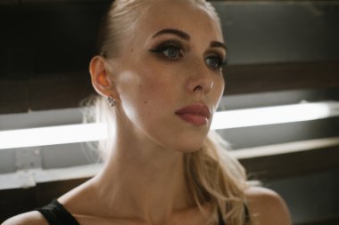 Sarışın stüdyo yakın çekim makyaj ile portresi