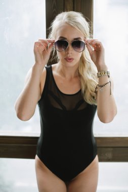 güneş gözlüklü kız