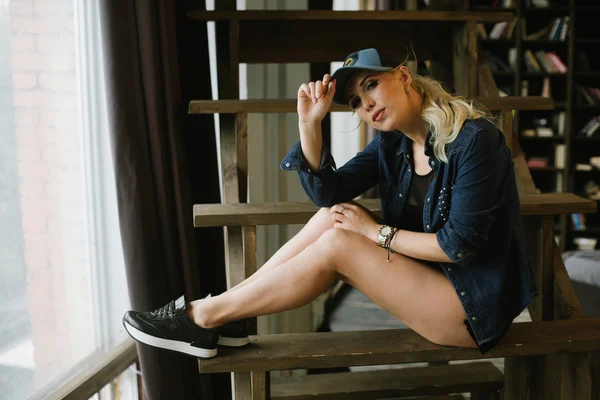 Blondes Mädchen mit Baseballkappe. — Stockfoto