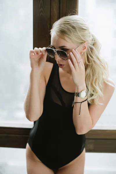 Girl holds on sunglasses — Stock Photo, Image