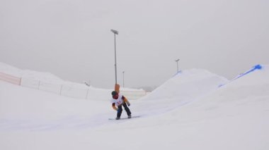 Genç profesyonel snowboardcu, büyük hava.