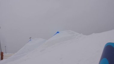 Genç profesyonel snowboardcu, büyük hava.