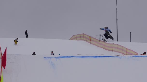 SLOW MOTION : Jeune pro snowboarder big air — Video