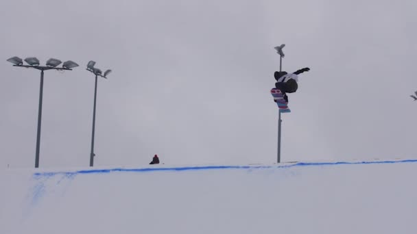 MOCIÓN LENTA: Joven snowboarder profesional aire grande — Vídeo de stock