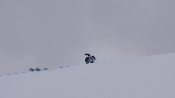 慢动作：年轻的职业滑雪者 — 图库视频影像