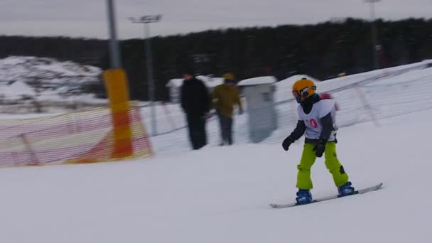 SLOW MOTION: Młody profesjonalny snowboardzista duże powietrze — Wideo stockowe