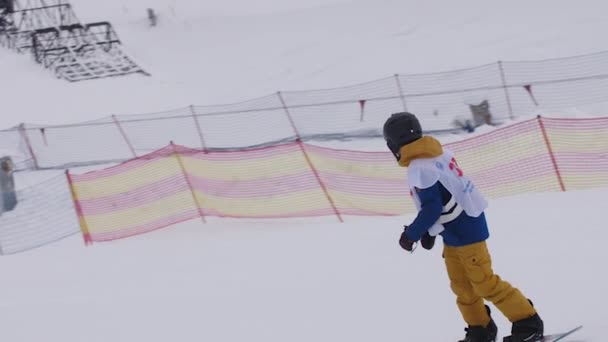 慢动作：年轻的职业滑雪者 — 图库视频影像