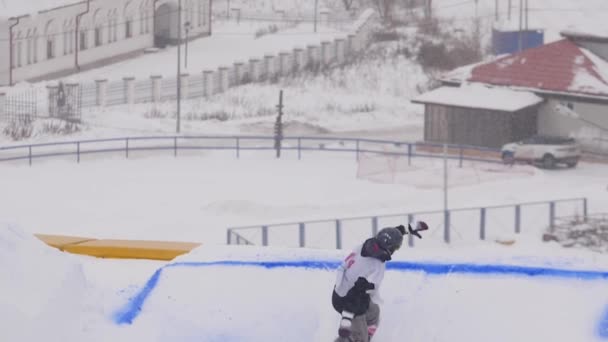 SLOW MOTION : Jeune pro snowboarder big air — Video