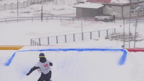 MOCIÓN LENTA: Joven snowboarder profesional aire grande — Vídeos de Stock