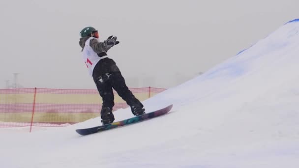 SLOW MOTION: Young pro snowboarder grande ar — Vídeo de Stock