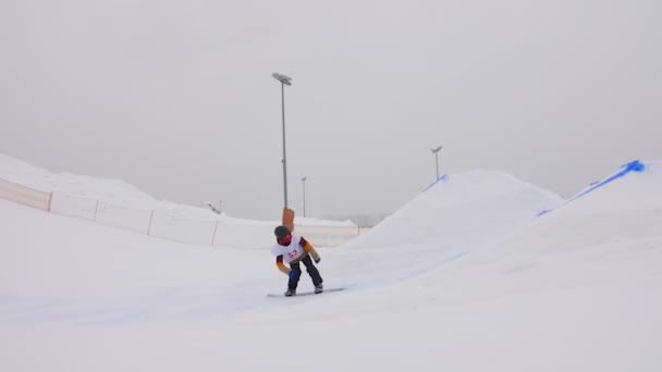 MOCIÓN LENTA: Joven snowboarder profesional aire grande — Vídeos de Stock
