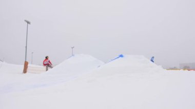 Genç profesyonel snowboardcu, büyük hava.