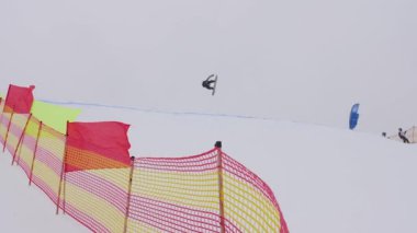 Genç profesyonel snowboardcu, büyük hava.