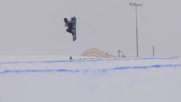 MOCIÓN LENTA: Joven snowboarder profesional aire grande — Vídeos de Stock