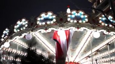 Şehir sokaklarında yeni yıl ışıklandırması, yeni yılda hafif süslemeler, akşam sokaklarının tatil manzarası. Karanlıkta