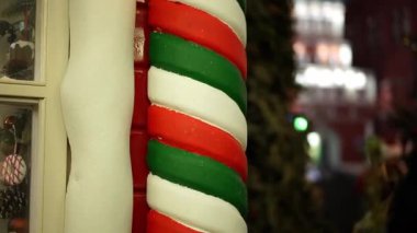 Şehir sokaklarında yeni yıl ışıklandırması, yeni yılda hafif süslemeler, akşam sokaklarının tatil manzarası. Karanlıkta