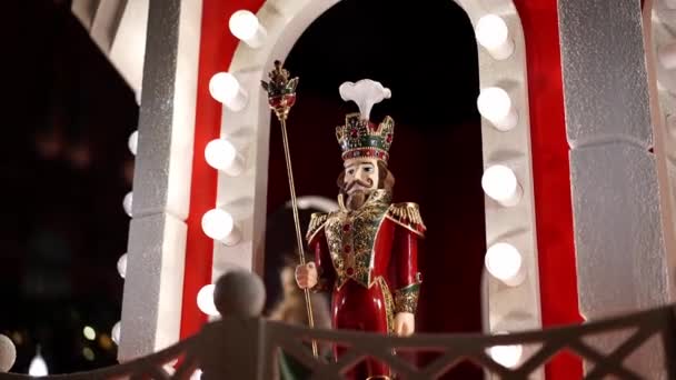 Nieuwjaarsverlichting op de straten van de stad, lichte decoraties in het nieuwe jaar, uitzicht op de avondstraten. in het donker — Stockvideo