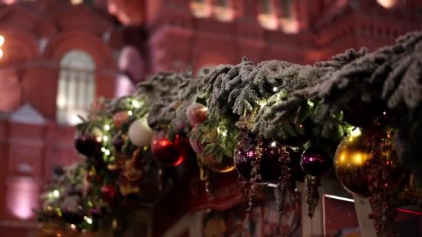 Año Nuevo iluminación en las calles de la ciudad, decoraciones ligeras en el nuevo año, vistas de vacaciones de las calles de la noche. en la oscuridad — Vídeos de Stock