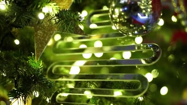 Novoroční osvětlení na ulicích města, světlá výzdoba v novém roce, prázdninové výhledy na večerní ulice. ve tmě — Stock video