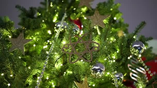 Año Nuevo iluminación en las calles de la ciudad, decoraciones ligeras en el nuevo año, vistas de vacaciones de las calles de la noche. en la oscuridad — Vídeos de Stock