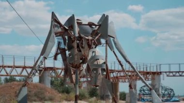 Cremea 'da Büyük Metal Örümcek