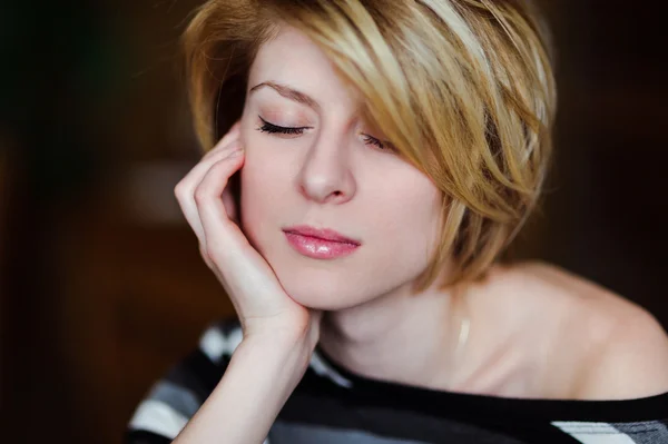 Retrato de una hermosa chica con los ojos cerrados — Foto de Stock