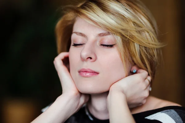 Retrato de una hermosa chica con los ojos cerrados — Foto de Stock