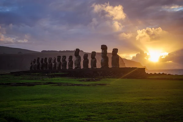 Amanecer en Isla de Pascua. Rapa Nui. Isla de Pascua — Foto de Stock