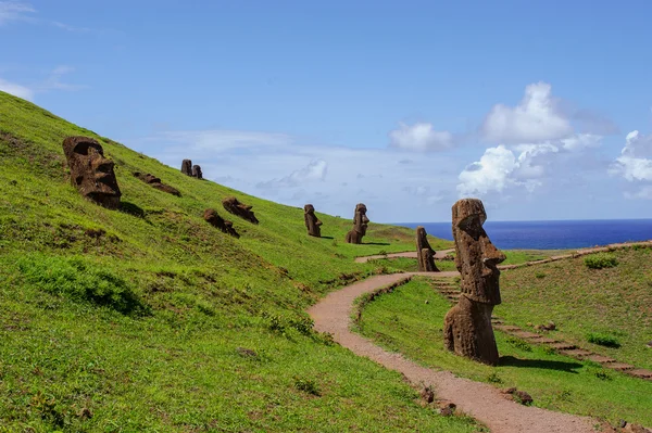 Αγάλματα σε Isla de Pascua. Rapa Nui. Νησί του Πάσχα — Φωτογραφία Αρχείου