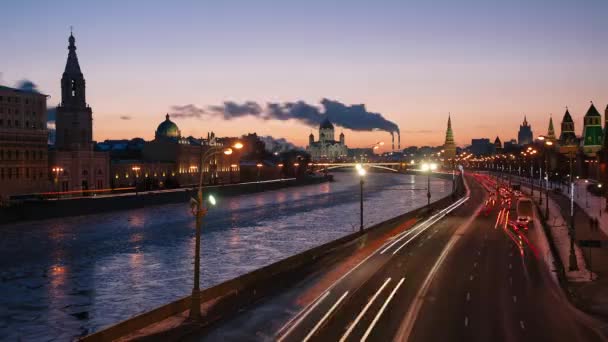Vista do rio Moscou a partir da ponte. Catedral de Cristo. Moscovo. Veículos a motor — Vídeo de Stock