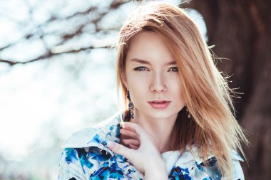 Kız parkta poz. Yakın çekim portre