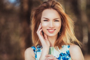 Kız parkta poz. Yakın çekim portre