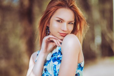 Kız parkta poz. Yakın çekim portre