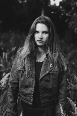 Çimenlerde poz kız. BW