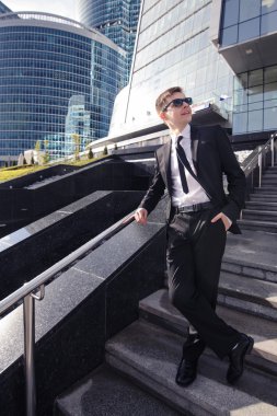 Bir iş merkezi ve uzak görünüyor merdivende daimi iş adamı.