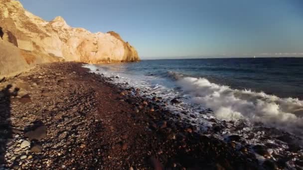 Costa blanca playa en la isla de Santorini — Vídeo de stock