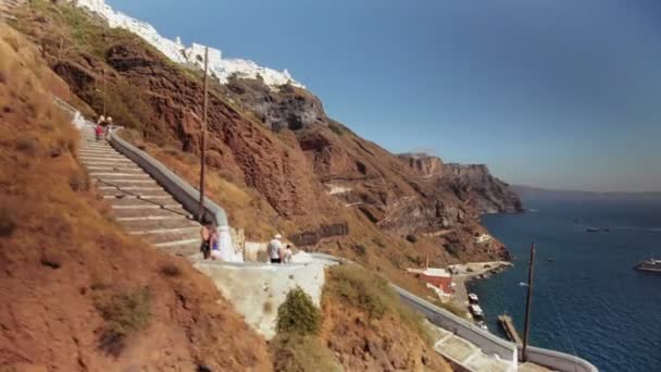 Subir no elevador do porto de Santorini — Vídeo de Stock