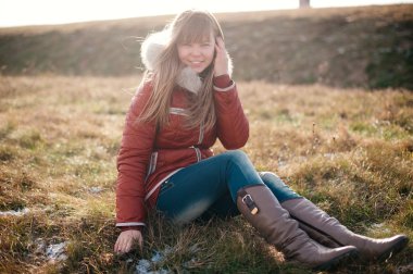 İlk kar üzerinde güzel kız.