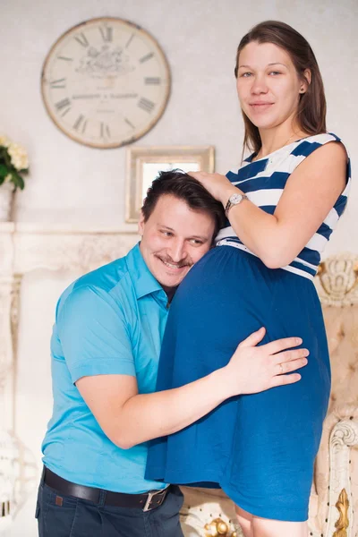 Joven familia esperando bebé — Foto de Stock