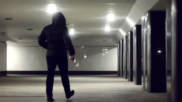 Les gens dans le passage souterrain — Video