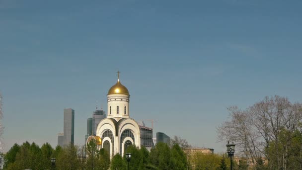 Iglesia en el parque pobedy — Vídeos de Stock