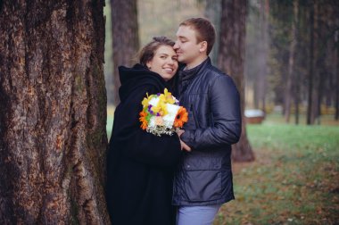 sevgi dolu çift parkta yürüyüş.