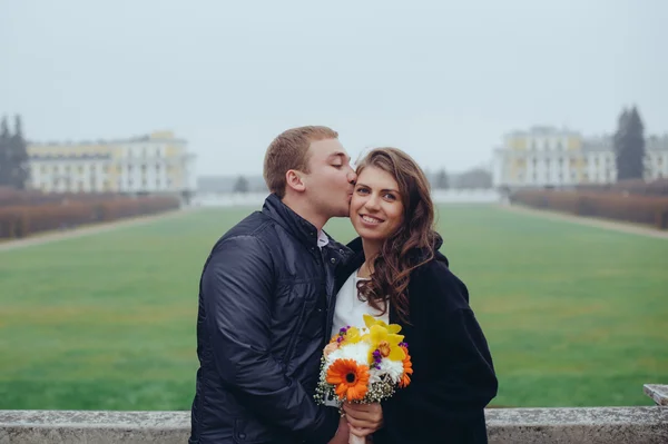 Two lovers. Lovers kissing on a viewing platform. — Stock Photo, Image