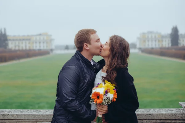 Lovers kissing on a viewing platform. — Stock Photo, Image