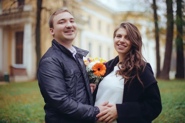 Loving couple walking in the park. — Stock Photo, Image