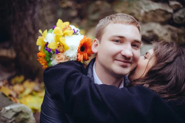 Una coppia amorevole passeggia nel parco . — Foto Stock