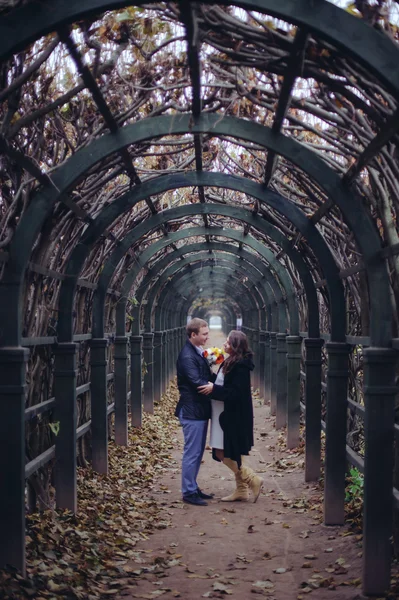 Ragazzo e ragazza in un vicolo . — Foto Stock