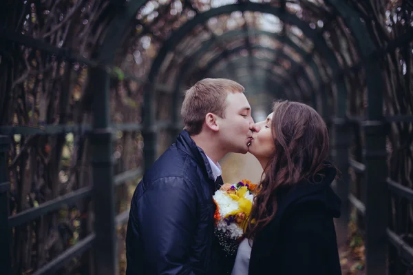 Due amanti baciare — Foto Stock