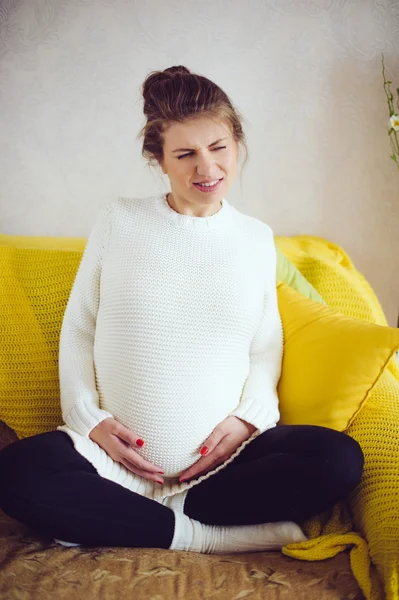Schwangere auf der Couch. — Stockfoto