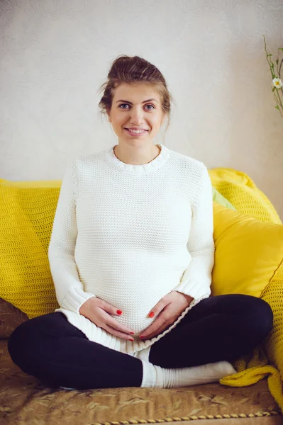 임신한 여자는 소파에. — 스톡 사진